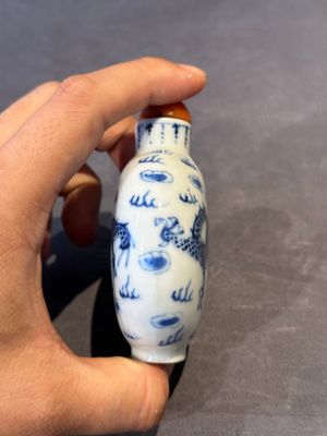 Three Chinese blue, white and copper-red snuff bottles and a blue and white snuff bottle, Qianlong mark, 19th C. — photo 5