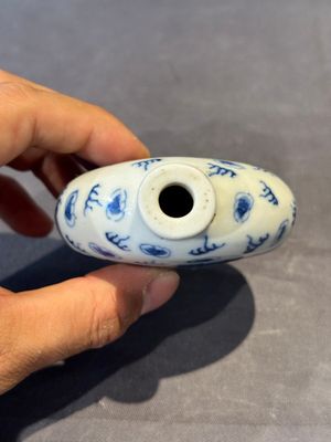 Three Chinese blue, white and copper-red snuff bottles and a blue and white snuff bottle, Qianlong mark, 19th C. — photo 6