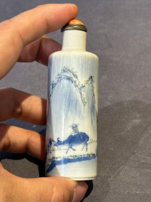 Three Chinese blue, white and copper-red snuff bottles and a blue and white snuff bottle, Qianlong mark, 19th C. — photo 10