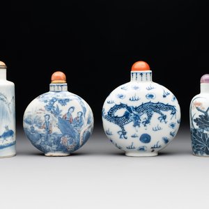 Three Chinese blue, white and copper-red snuff bottles and a blue and white snuff bottle, Qianlong mark, 19th C. — photo 1