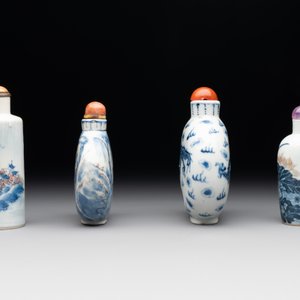 Three Chinese blue, white and copper-red snuff bottles and a blue and white snuff bottle, Qianlong mark, 19th C. — photo 2