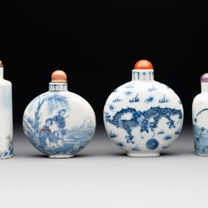 Three Chinese blue, white and copper-red snuff bottles and a blue and white snuff bottle, Qianlong mark, 19th C. — photo 3