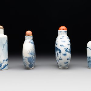 Three Chinese blue, white and copper-red snuff bottles and a blue and white snuff bottle, Qianlong mark, 19th C. — photo 4