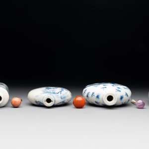 Three Chinese blue, white and copper-red snuff bottles and a blue and white snuff bottle, Qianlong mark, 19th C. — photo 5