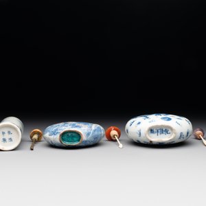 Three Chinese blue, white and copper-red snuff bottles and a blue and white snuff bottle, Qianlong mark, 19th C. — photo 6