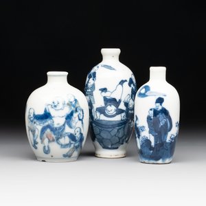 Three Chinese blue, white and copper-red snuff bottles with figural design, Yongzheng and Qianlong mark, 19th C. — photo 1