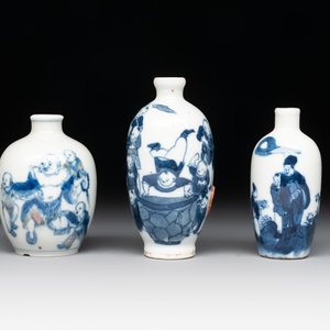Three Chinese blue, white and copper-red snuff bottles with figural design, Yongzheng and Qianlong mark, 19th C. — photo 2