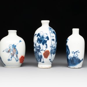Three Chinese blue, white and copper-red snuff bottles with figural design, Yongzheng and Qianlong mark, 19th C. — photo 3
