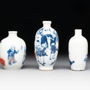 Three Chinese blue, white and copper-red snuff bottles with figural design, Yongzheng and Qianlong mark, 19th C. — photo 4