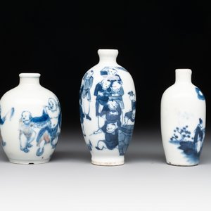 Three Chinese blue, white and copper-red snuff bottles with figural design, Yongzheng and Qianlong mark, 19th C. — photo 5