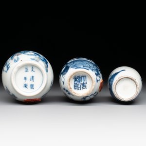 Three Chinese blue, white and copper-red snuff bottles with figural design, Yongzheng and Qianlong mark, 19th C. — photo 7