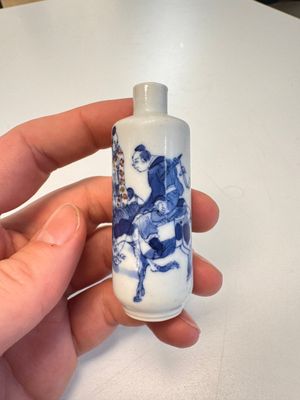 Three Chinese blue, white and copper-red snuff bottles with narrative design — photo 12