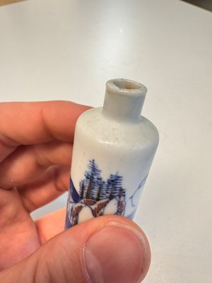 Three Chinese blue, white and copper-red snuff bottles with narrative design — photo 16