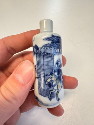 Three Chinese blue, white and copper-red snuff bottles with narrative design — photo 26
