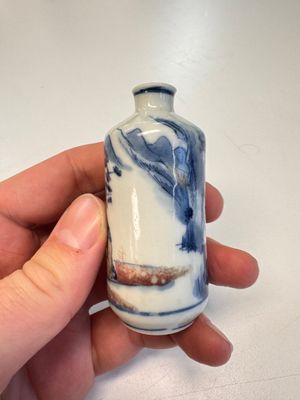 Three Chinese blue, white and copper-red snuff bottles with narrative design — photo 4