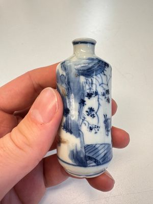 Three Chinese blue, white and copper-red snuff bottles with narrative design — photo 5
