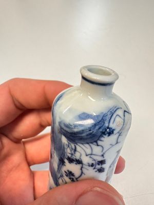 Three Chinese blue, white and copper-red snuff bottles with narrative design — photo 6