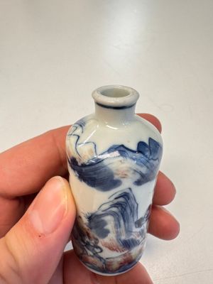 Three Chinese blue, white and copper-red snuff bottles with narrative design — photo 7