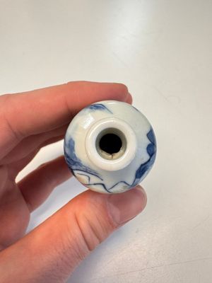 Three Chinese blue, white and copper-red snuff bottles with narrative design — photo 8