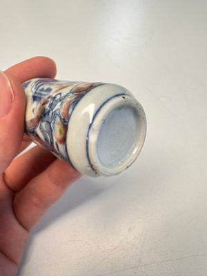 Three Chinese blue, white and copper-red snuff bottles with narrative design — photo 10