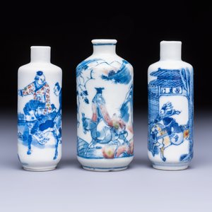Three Chinese blue, white and copper-red snuff bottles with narrative design — photo 2