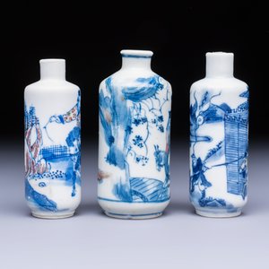 Three Chinese blue, white and copper-red snuff bottles with narrative design — photo 5
