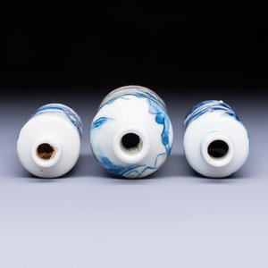 Three Chinese blue, white and copper-red snuff bottles with narrative design — photo 6