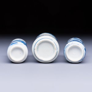 Three Chinese blue, white and copper-red snuff bottles with narrative design — photo 7
