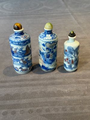 Three Chinese blue, white and copper-red snuff bottles, Yongzheng mark, 19/20th C. — photo 1