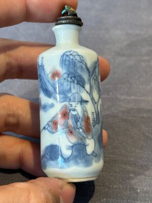 Three Chinese blue, white and copper-red snuff bottles, Yongzheng mark, 19/20th C. — photo 13
