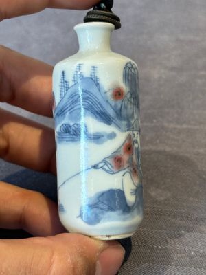 Three Chinese blue, white and copper-red snuff bottles, Yongzheng mark, 19/20th C. — photo 14