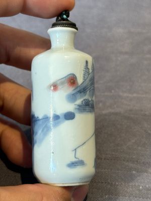 Three Chinese blue, white and copper-red snuff bottles, Yongzheng mark, 19/20th C. — photo 15