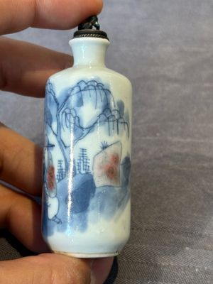Three Chinese blue, white and copper-red snuff bottles, Yongzheng mark, 19/20th C. — photo 16