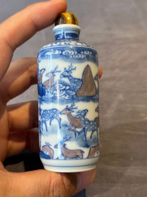 Three Chinese blue, white and copper-red snuff bottles, Yongzheng mark, 19/20th C. — photo 2