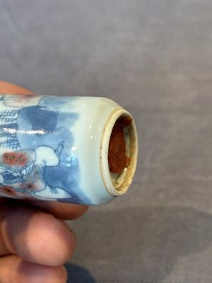 Three Chinese blue, white and copper-red snuff bottles, Yongzheng mark, 19/20th C. — photo 21