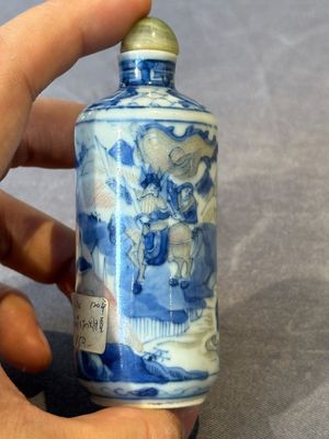 Three Chinese blue, white and copper-red snuff bottles, Yongzheng mark, 19/20th C. — photo 22