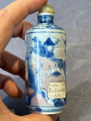 Three Chinese blue, white and copper-red snuff bottles, Yongzheng mark, 19/20th C. — photo 23