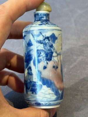 Three Chinese blue, white and copper-red snuff bottles, Yongzheng mark, 19/20th C. — photo 24