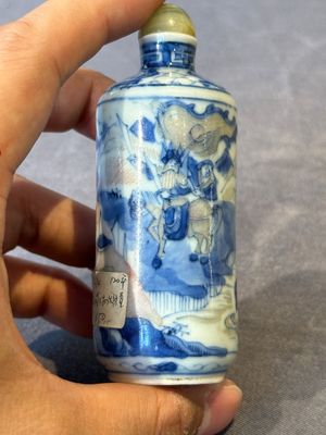 Three Chinese blue, white and copper-red snuff bottles, Yongzheng mark, 19/20th C. — photo 26