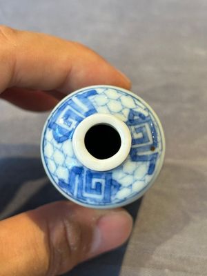 Three Chinese blue, white and copper-red snuff bottles, Yongzheng mark, 19/20th C. — photo 27