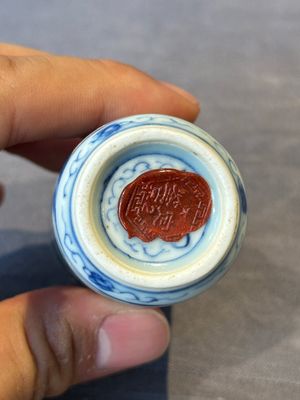 Three Chinese blue, white and copper-red snuff bottles, Yongzheng mark, 19/20th C. — photo 28