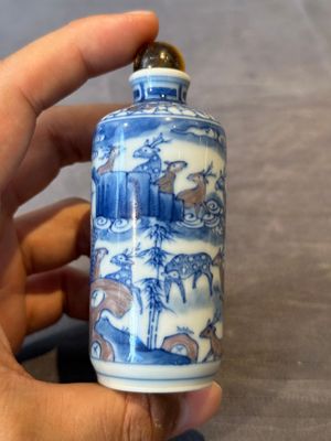 Three Chinese blue, white and copper-red snuff bottles, Yongzheng mark, 19/20th C. — photo 3