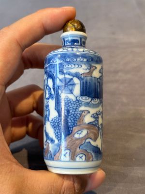 Three Chinese blue, white and copper-red snuff bottles, Yongzheng mark, 19/20th C. — photo 4