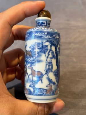 Three Chinese blue, white and copper-red snuff bottles, Yongzheng mark, 19/20th C. — photo 5
