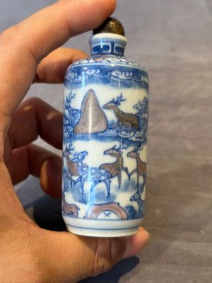 Three Chinese blue, white and copper-red snuff bottles, Yongzheng mark, 19/20th C. — photo 6