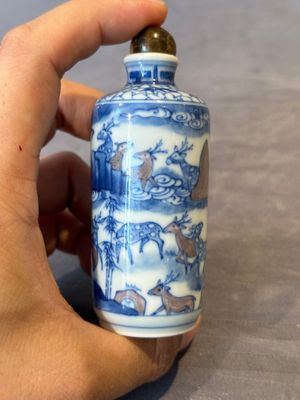 Three Chinese blue, white and copper-red snuff bottles, Yongzheng mark, 19/20th C. — photo 7