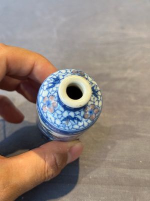 Three Chinese blue, white and copper-red snuff bottles, Yongzheng mark, 19/20th C. — photo 8