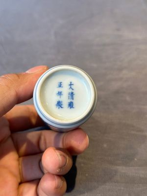 Three Chinese blue, white and copper-red snuff bottles, Yongzheng mark, 19/20th C. — photo 9
