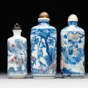 Three Chinese blue, white and copper-red snuff bottles, Yongzheng mark, 19/20th C. — photo 1