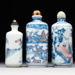 Three Chinese blue, white and copper-red snuff bottles, Yongzheng mark, 19/20th C. — photo 2